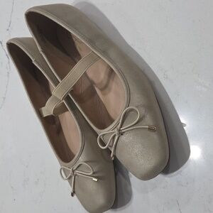 Elegant Cream Ballet Flats Sz10m Pre-owned Mark On Right Shoe As Shown In Pictur